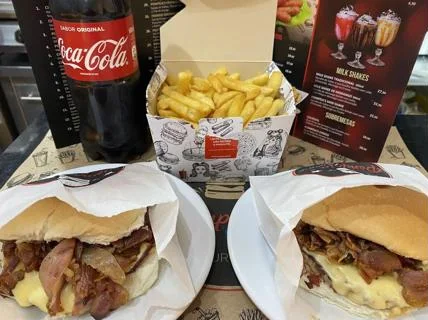 Dois burgers com bacon e queijo derretido, Pompéia's Burger