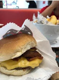 Burger com cheddar derretido e bacon, Pompéia's Burger